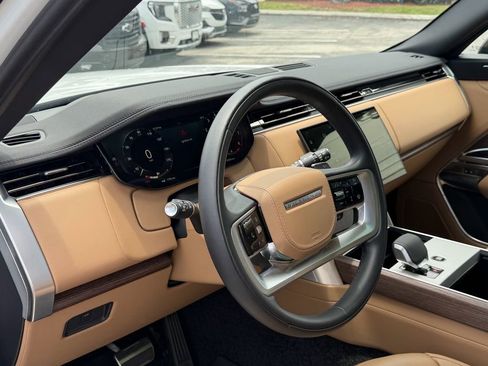 Used 2025 Land Rover Range Rover Long Wheelbase SE AWD/4WD image 13