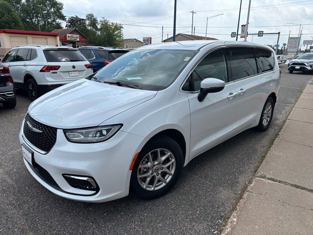 Used 2023 Chrysler Pacifica Touring FWD image 3