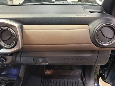 Used 2016 Toyota Tacoma Limited w/ Towing Package image 22