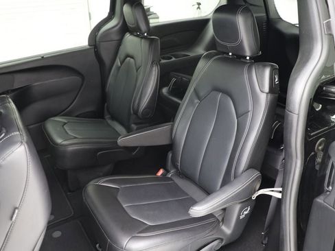 Used 2025 Chrysler Pacifica Select FWD image 10