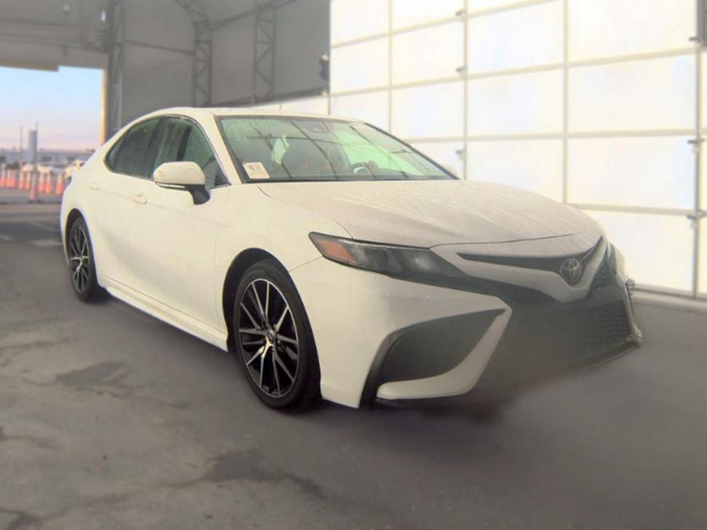Used 2022 Toyota Camry SE w/ Convenience Package FWD image 4
