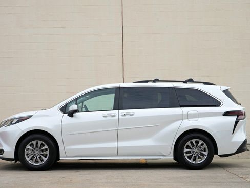 Used 2026 Toyota Sienna XLE FWD image 9