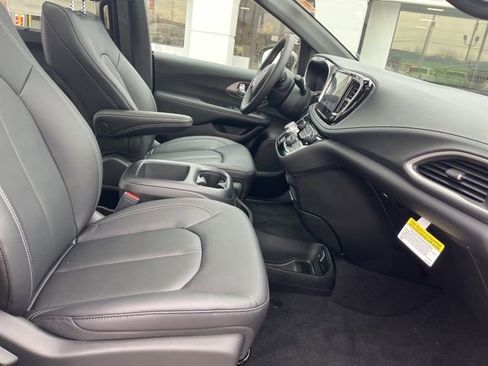 New 2026 Chrysler Pacifica Select image 26