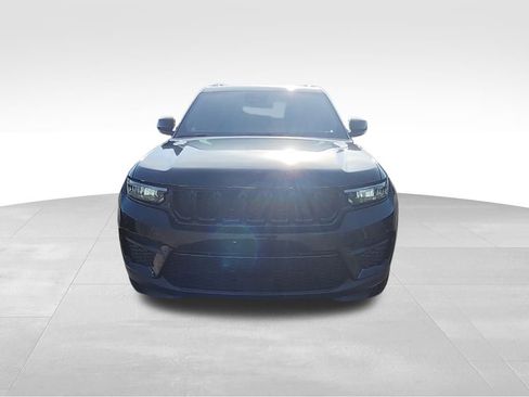 New 2025 Jeep Grand Cherokee Altitude image 13