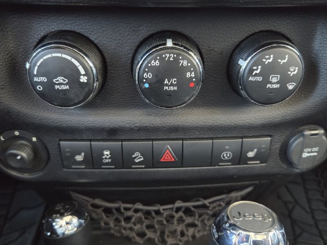 Used 2013 Jeep Wrangler Unlimited Rubicon w/ Connectivity Group AWD/4WD image 21