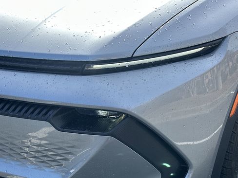 Used 2025 Chevrolet Equinox EV LT w/ Comfort Package image 11