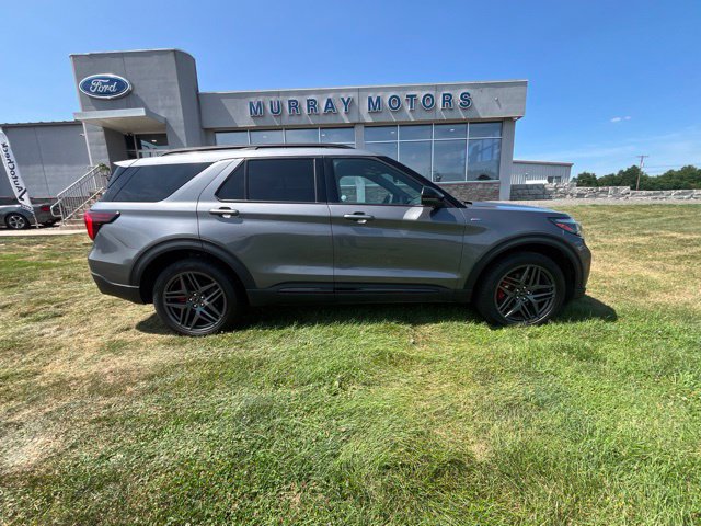 Used 2025 Ford Explorer ST-Line w/ ST-Line Street Pack AWD/4WD image 2