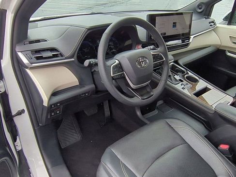 Used 2025 Toyota Sienna Limited image 9