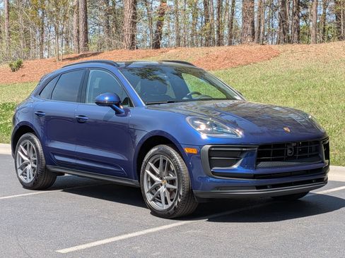Certified 2025 Porsche Macan w/ Premium Package Plus AWD/4WD image 32