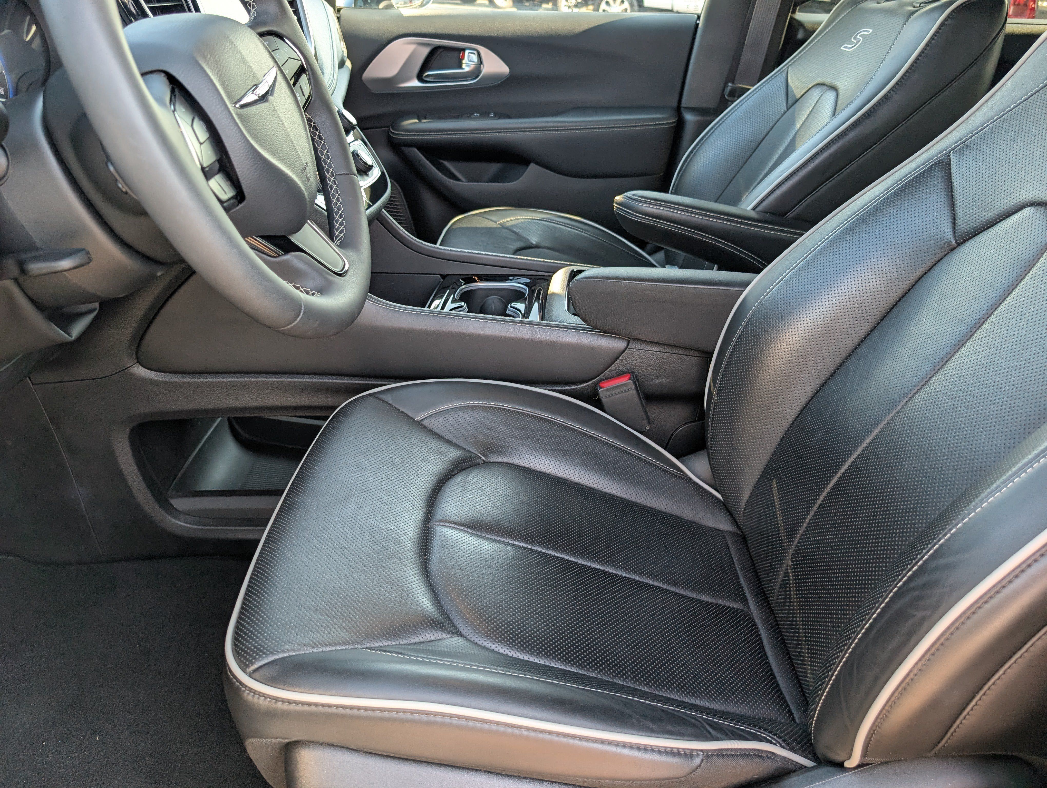 Used 2026 Chrysler Pacifica Limited w/ S Appearance Package FWD image 14