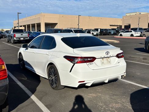 Certified 2019 Toyota Camry SE image 3