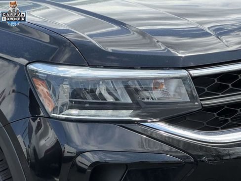 Used 2023 Volkswagen Taos SE w/ Panoramic Sunroof Package AWD/4WD image 8