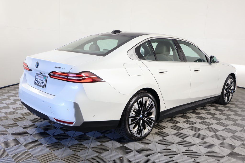 Used 2025 BMW i5 eDrive40i w/ Executive Package RWD image 4