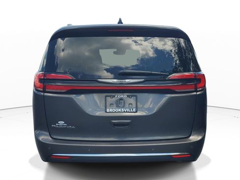 Used 2023 Chrysler Pacifica Touring-L FWD image 5