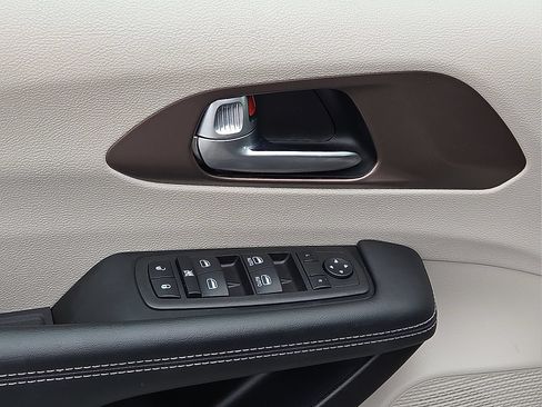 Used 2023 Chrysler Voyager LX FWD image 14