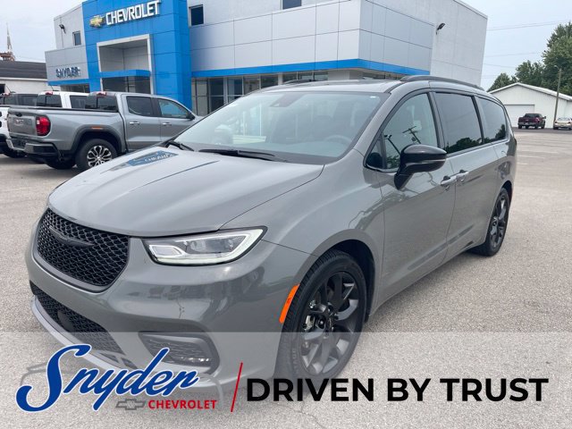 Used 2025 Chrysler Pacifica Limited FWD image 2