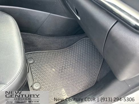 Used 2025 Jeep Compass Trailhawk AWD/4WD image 16