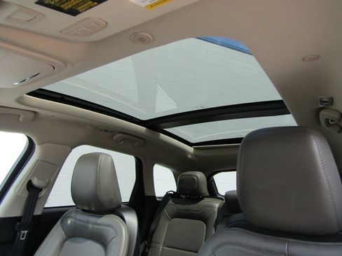 Used 2023 Lincoln Corsair AWD w/ Equipment Group 101A image 4