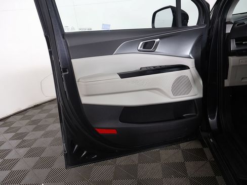 Used 2022 Kia Carnival LX FWD image 21