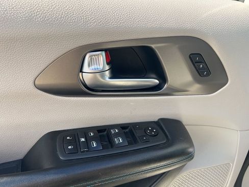 Used 2021 Chrysler Pacifica Touring-L image 9