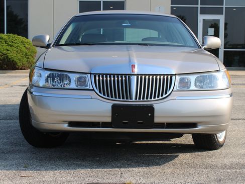 Used 2002 Lincoln Town Car Executive RWD image 36