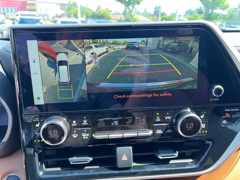 New 2026 Toyota Highlander Platinum AWD/4WD image 15