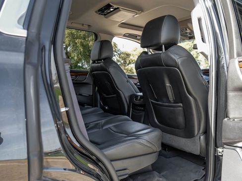 Used 2017 Cadillac Escalade Luxury image 40