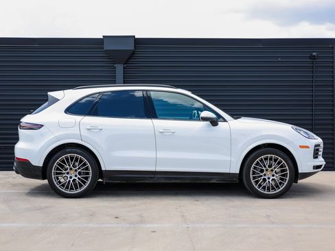 Certified 2023 Porsche Cayenne Platinum Edition image 8