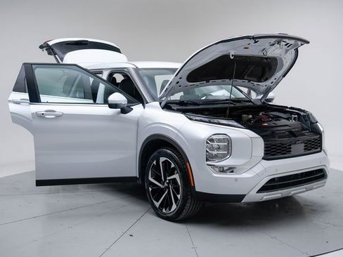 Used 2024 Mitsubishi Outlander SE image 16