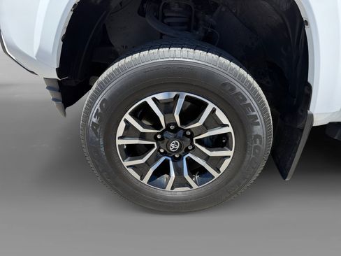 Used 2017 Toyota Tacoma SR5 w/ Tow Package RWD image 9