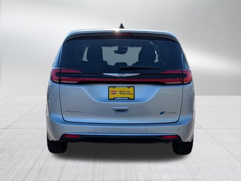 Used 2023 Chrysler Pacifica Touring-L FWD image 6