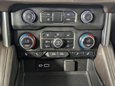 Used 2022 Chevrolet Suburban LT RWD image 21