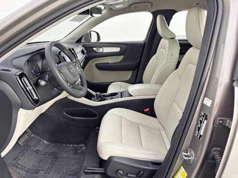 Used 2022 Volvo XC40 T5 Momentum w/ Premium Package image 15