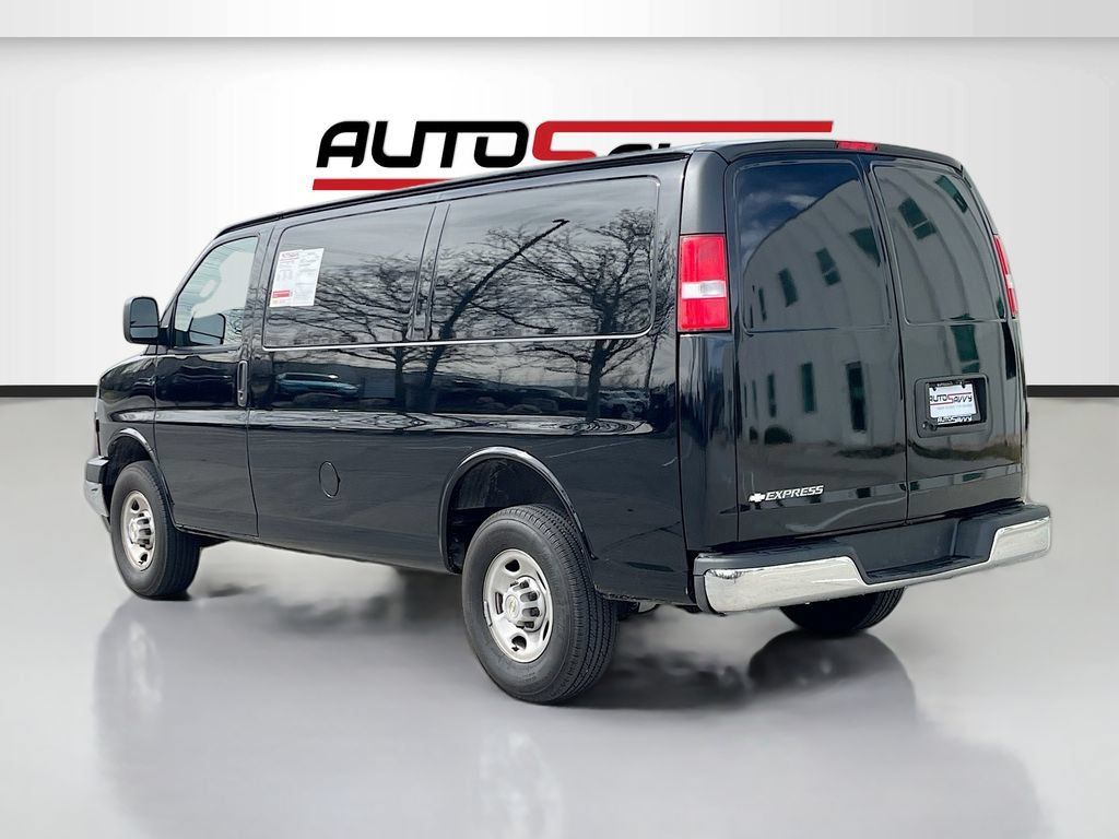 Used 2024 Chevrolet Express 2500 w/ Driver Convenience Package RWD image 5