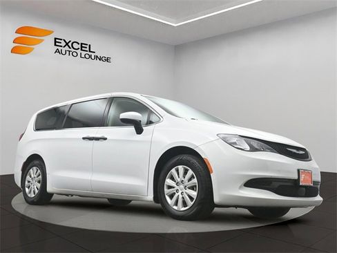 Used 2021 Chrysler Voyager L image 40