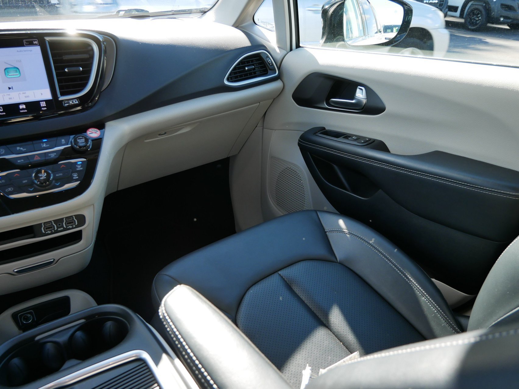 Used 2024 Chrysler Pacifica Touring-L FWD image 14