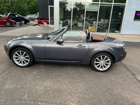 Used 2006 MAZDA MX-5 Miata Grand Touring RWD image 18