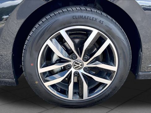 Used 2025 Volkswagen Jetta SE FWD image 10