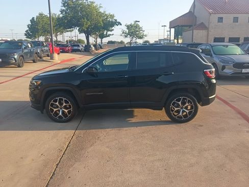 Used 2025 Jeep Compass Limited image 4