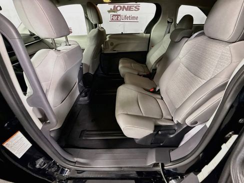 Certified 2024 Toyota Sienna LE FWD image 26