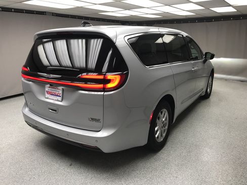 Used 2026 Chrysler Pacifica Select FWD image 4