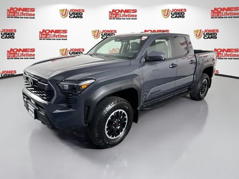 Used 2025 Toyota Tacoma TRD Off-Road AWD/4WD image 13