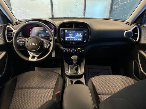 Used 2025 Kia Soul LX w/ LX Technology Package FWD image 18