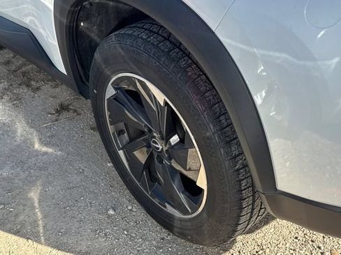 Used 2024 Nissan Rogue SV FWD image 4