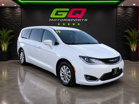 Used 2019 Chrysler Pacifica Touring Plus FWD image 1