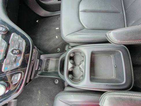 Used 2025 Chrysler Pacifica Select FWD image 26