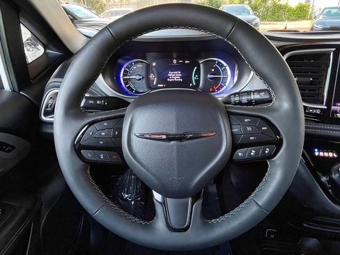 Used 2024 Chrysler Pacifica Limited FWD image 22