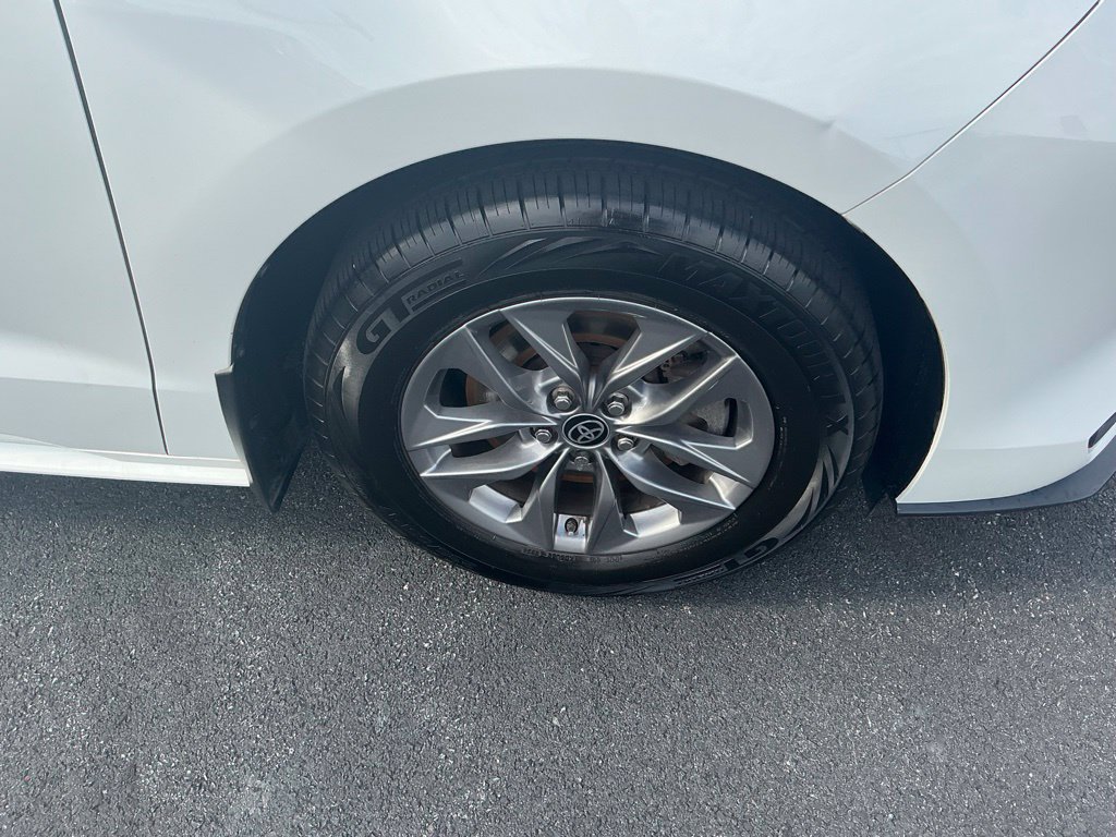 Used 2024 Toyota Sienna LE AWD/4WD image 5