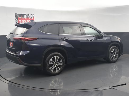 Used 2022 Toyota Highlander XLE AWD/4WD image 4