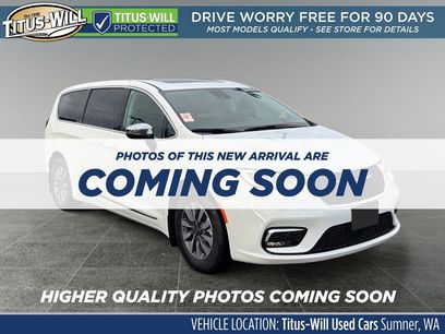 Used 2023 Chrysler Pacifica Limited w/ Uconnect Theater Family Group